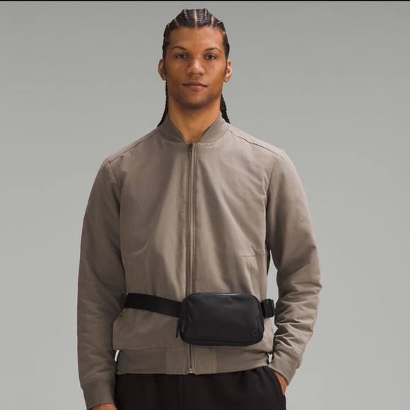 Lululemon Everywhere Belt Bag Black Crossbody Bag Fanny Pack NWT - Picture 4 of 6